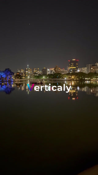 夜の湖畔、街並みを映す