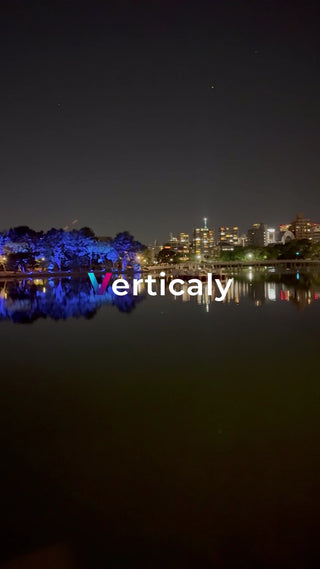 夜の湖畔、水面に映る光