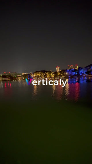 夜の湖畔、水面に映る光