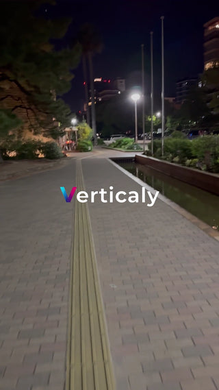 夜の街並み、レンガ道を行く