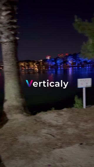 夜の湖畔、水面に映る光