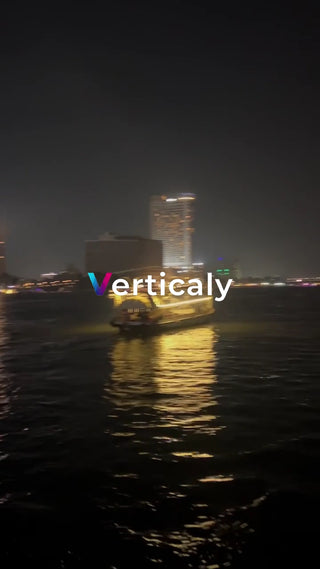 夜のクルーズ、水面の輝き