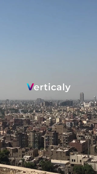 都会の風景、青空の下