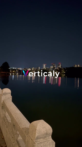 夜の湖畔、街の灯り煌めく