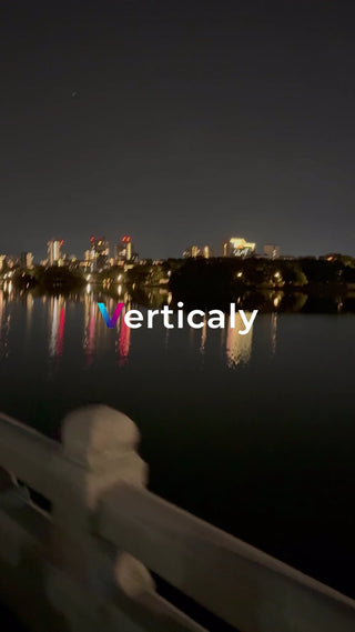 夜の街並みと水面の煌めき