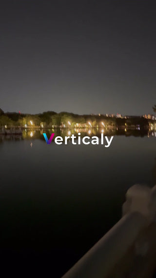 夜の湖畔、穏やかな風景