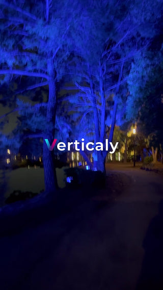 青い光に包まれた木々