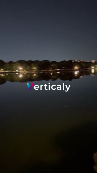 夜の湖畔、水面に映る光