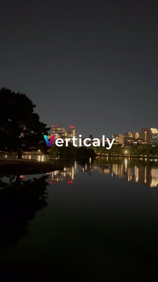 夜の湖畔、水面に映る光