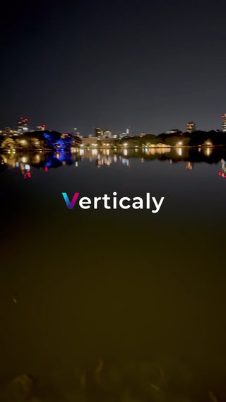 夜の湖畔、水面に映る光