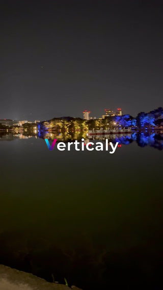 夜の湖畔、水面に映る光