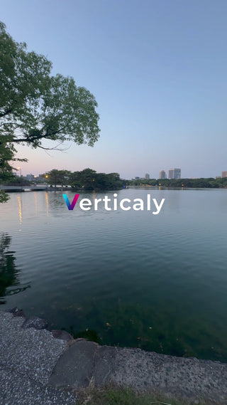 夕暮れの湖畔、穏やかな時間