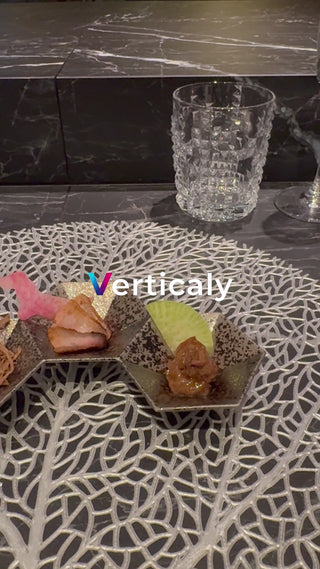 料理を囲む食事風景