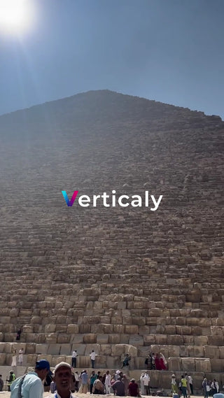 ピラミッドを見上げる観光客