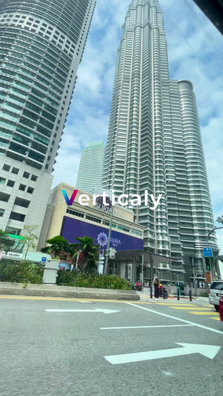 都会の街並み、青空の下で