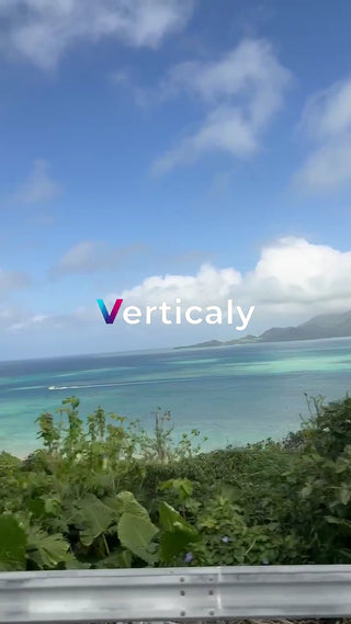 海辺のドライブ、青い空の下