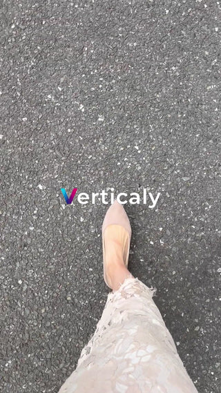 都会の道を歩く女性