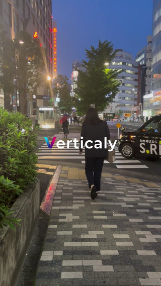 夕暮れの街を歩く