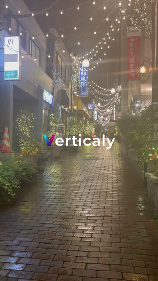 夜の路地裏、輝く光