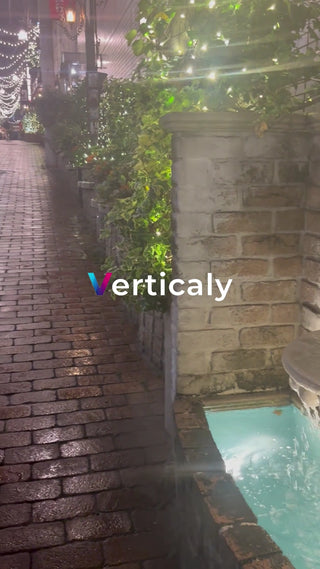 レンガ敷きの小道、夜の街