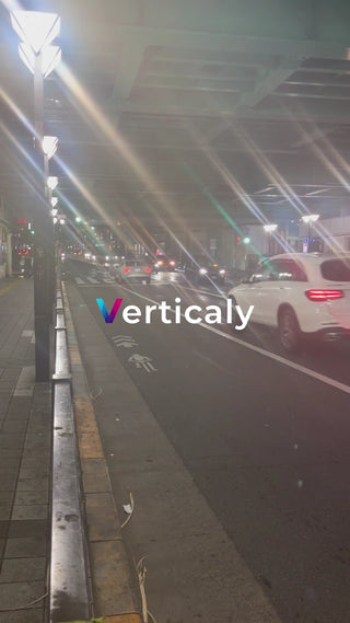 都会の夜、白い車