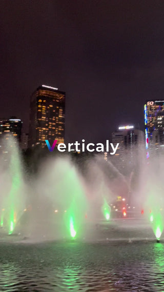 噴水と夜景、幻想的な光