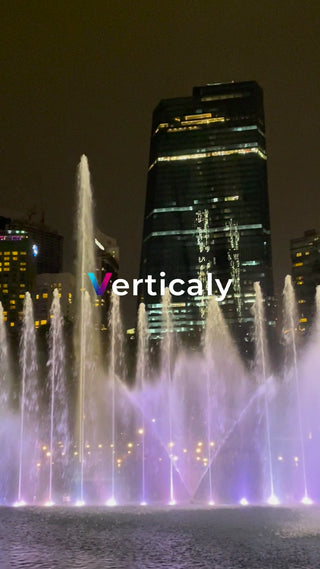 噴水と高層ビル、夜の風景