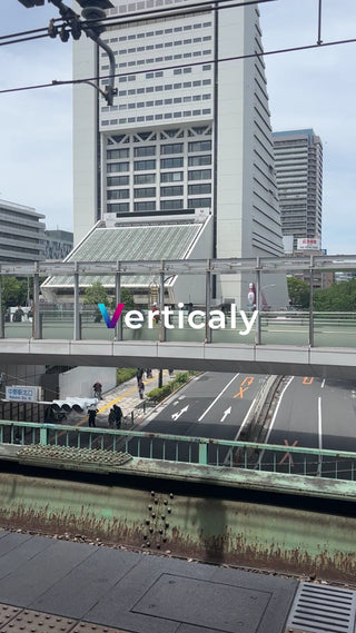 都会の歩行者、橋の上から