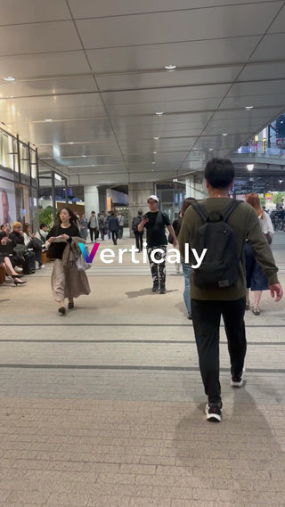 都会の街を歩く、夕暮れ時