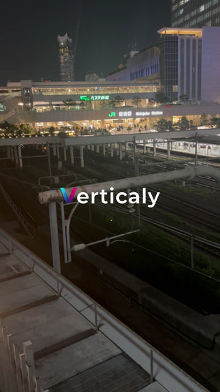 新宿駅前、夜の風景