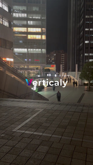 都会の夜、歩く人々