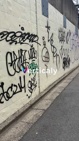 落書きだらけの壁、街並み