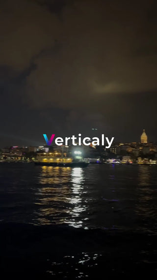 夜の海、船が行き交う