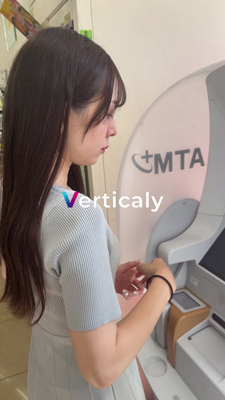 ATMで操作する女性