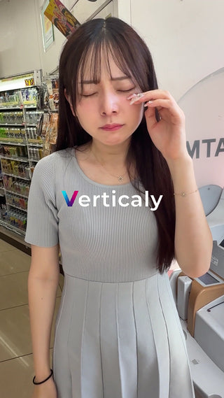 涙を拭う女性、コンビニにて