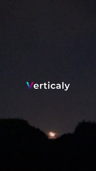 夜空に浮かぶ月、日食の瞬間