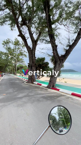 海辺の道、バイクの視点