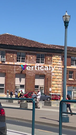 街並みを眺める老夫婦