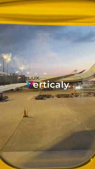 空港の夕焼け、飛行機