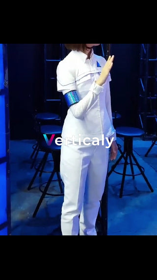 未来的な服装の女性