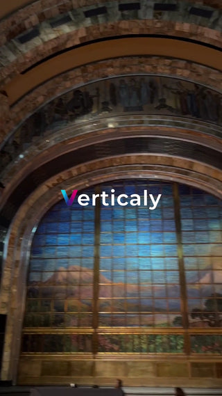 ステンドグラス、山を望む