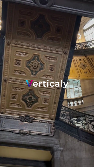 豪華な内装、階段を望む