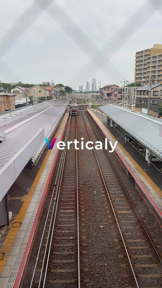 駅のホーム、電車を待つ