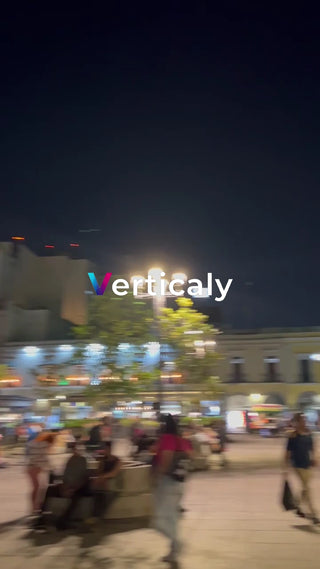 夜の街を歩く人々