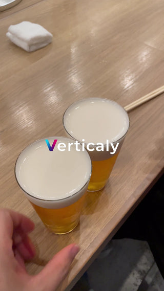 琥珀色のビールと泡