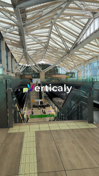 都会の駅、降り立つ人々