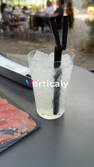 氷とストローのドリンク