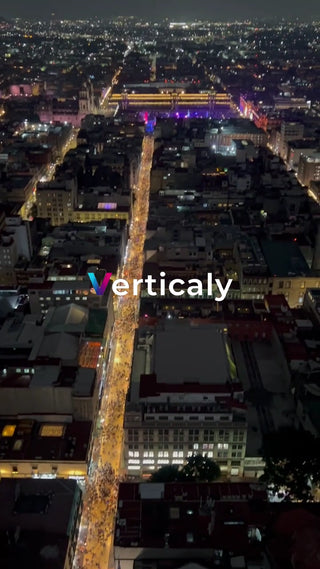 賑やかな夜の街並み