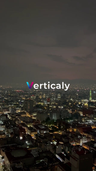 都会の夜景、煌めく光と影