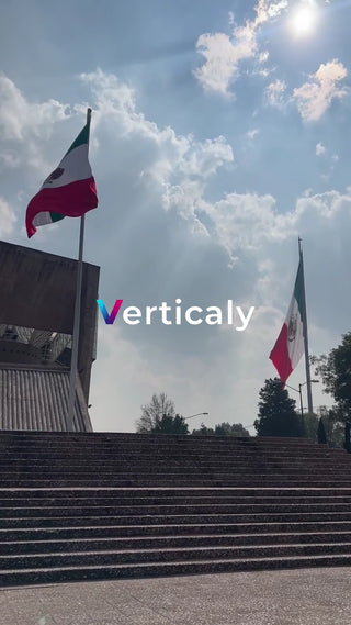 メキシコ国旗、青空に翻る